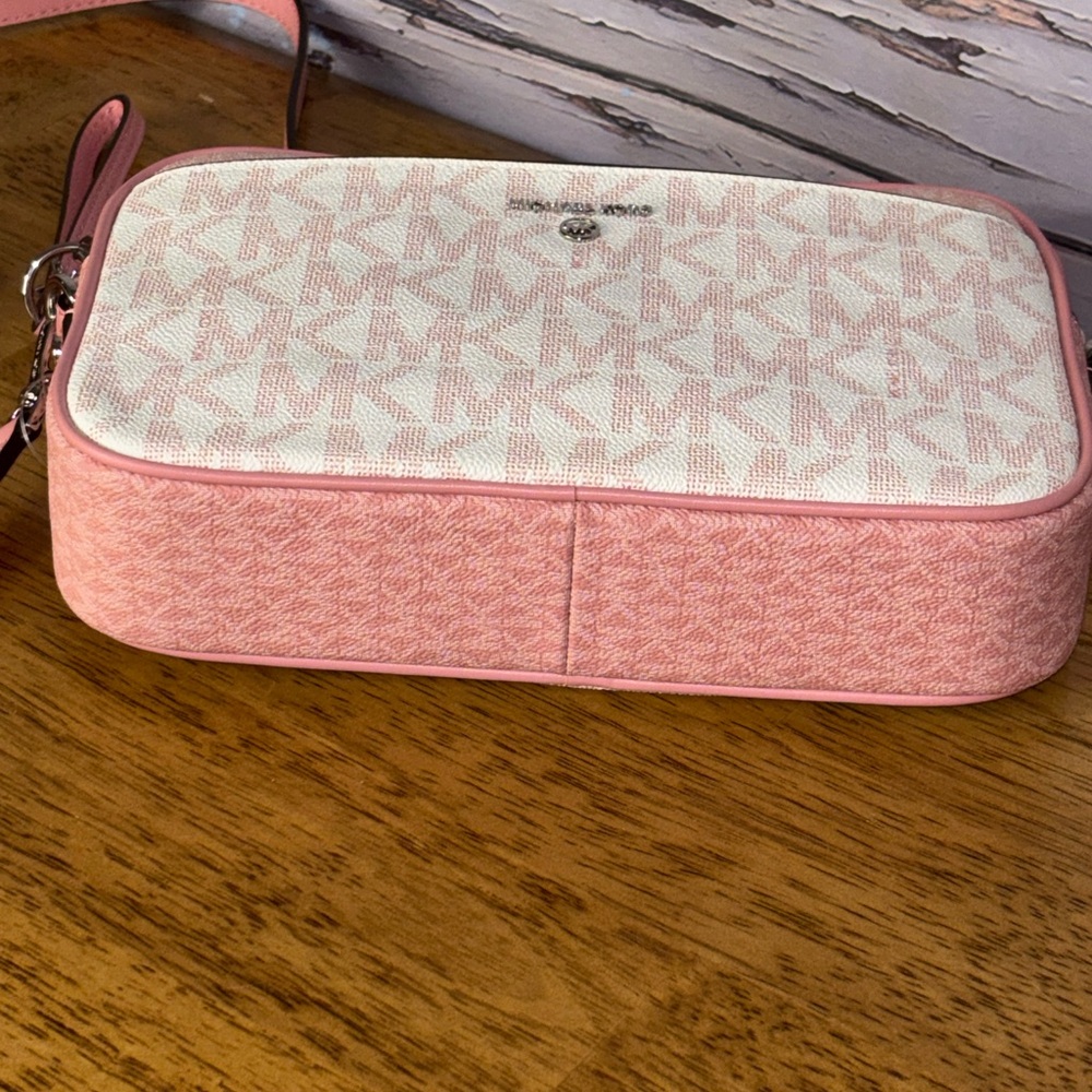 Michael Kors logo large East West camera crossbody bag. - Picture 4 of 11